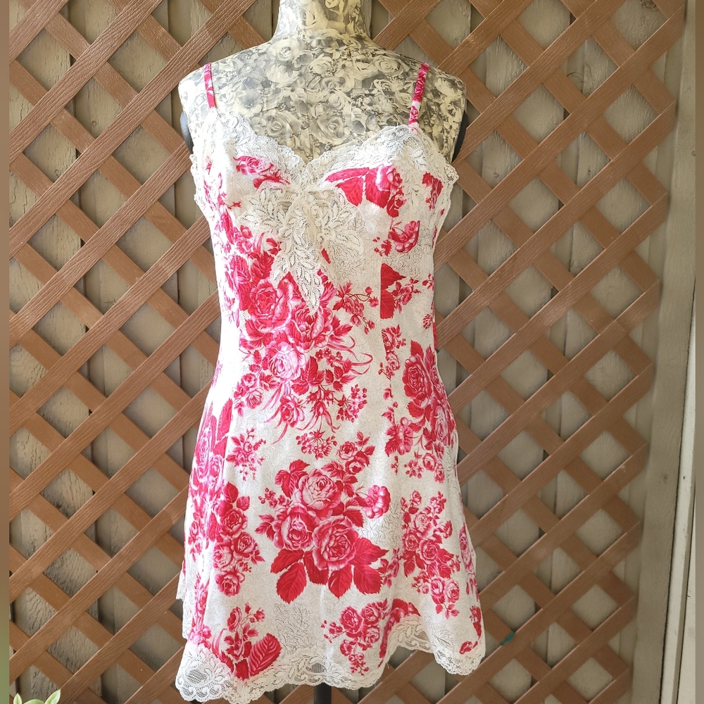Victoria's Secret Gold Label floral Slip M